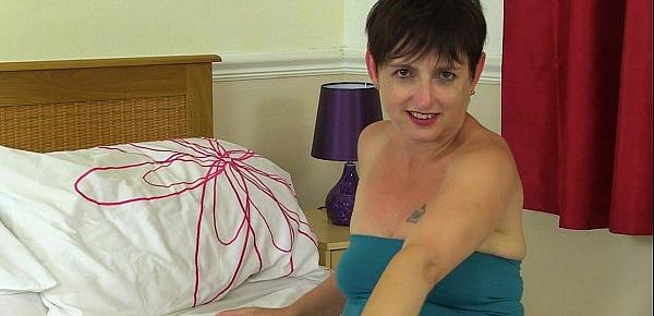  English milf Zanderlee gives her cunt a workout